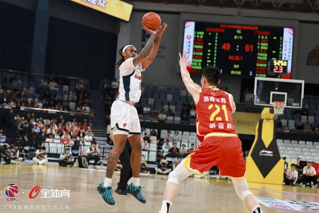 康利 37 岁仍征战 NBA！生涯赚 2.9 亿娇妻相伴，人生赢家实至名归